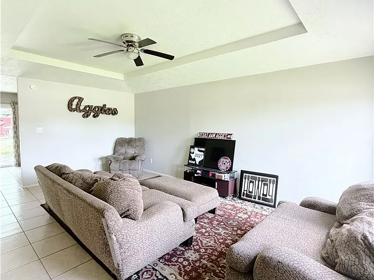 1118 S Dexter Dr — Photo 2