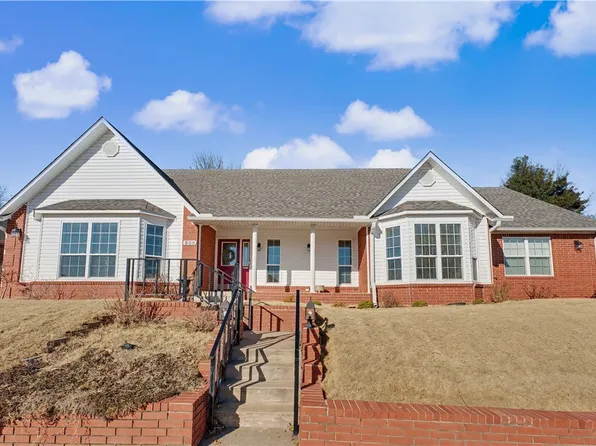 508 Fairway Cir, Springdale, AR 72764