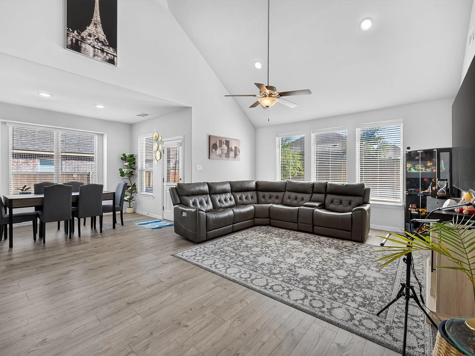 4 bed, 2.5 bath, 3108 sqft, $2,900 — Photo 2