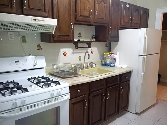 Rented by Halvatzis Realty | media 29