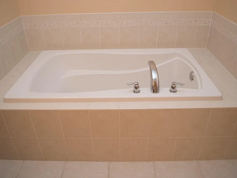 Soaking tub