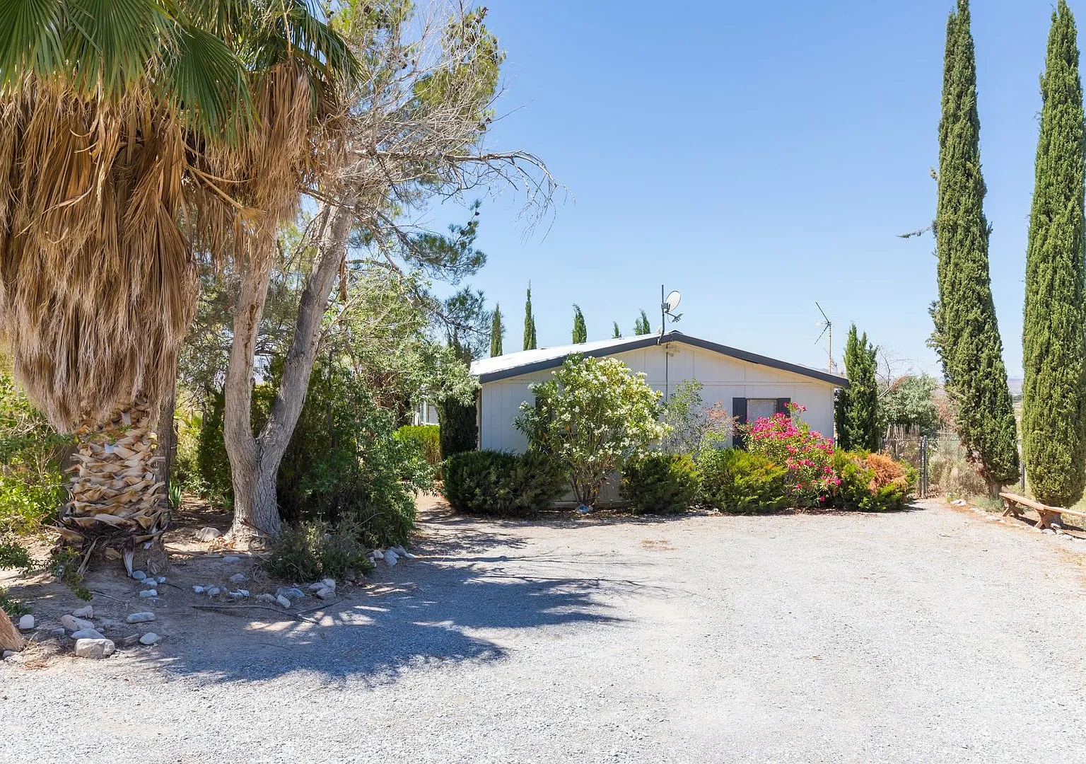 Home in Pahrump 3 Rooms — Photo 1