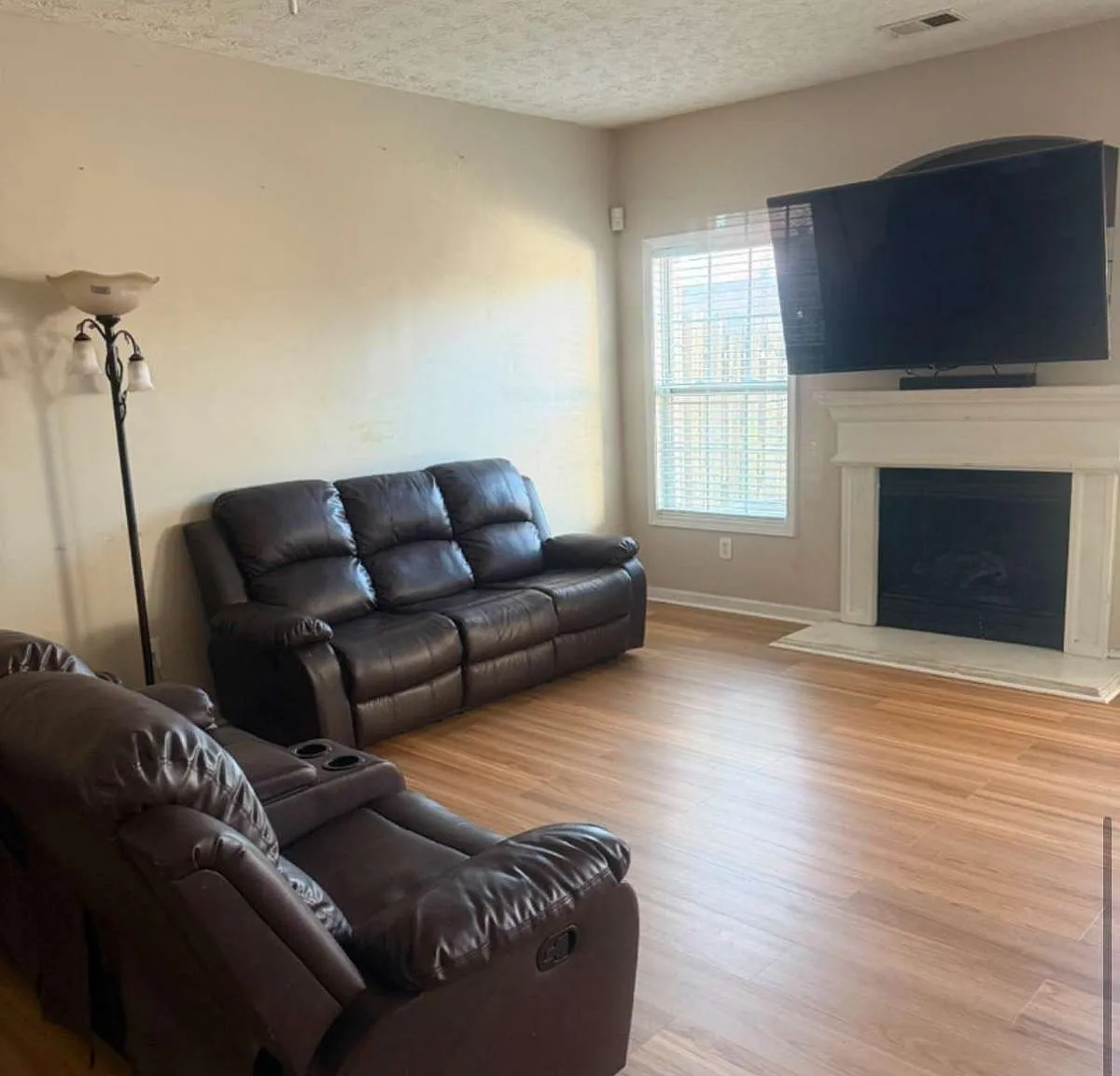 3 bed, 2.5 bath, 1548 sqft, $2,400 — Photo 2