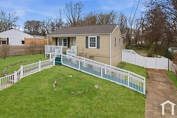 203 N Plymouth Rd NW — Photo 5
