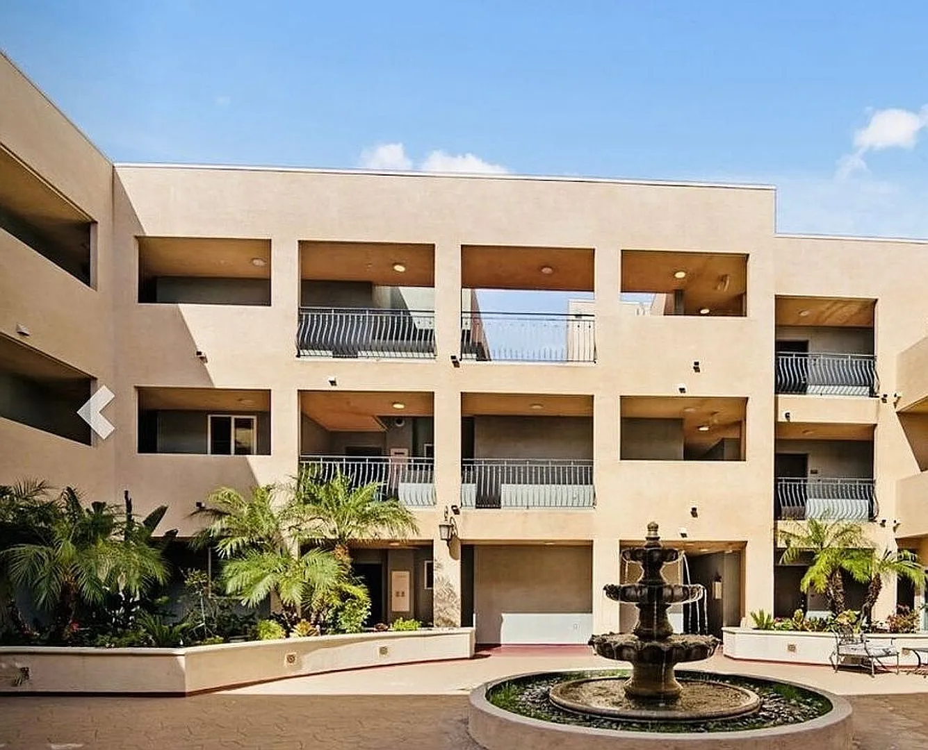 Spacious Corner 2BR Condo in Van Nuys — Photo 3