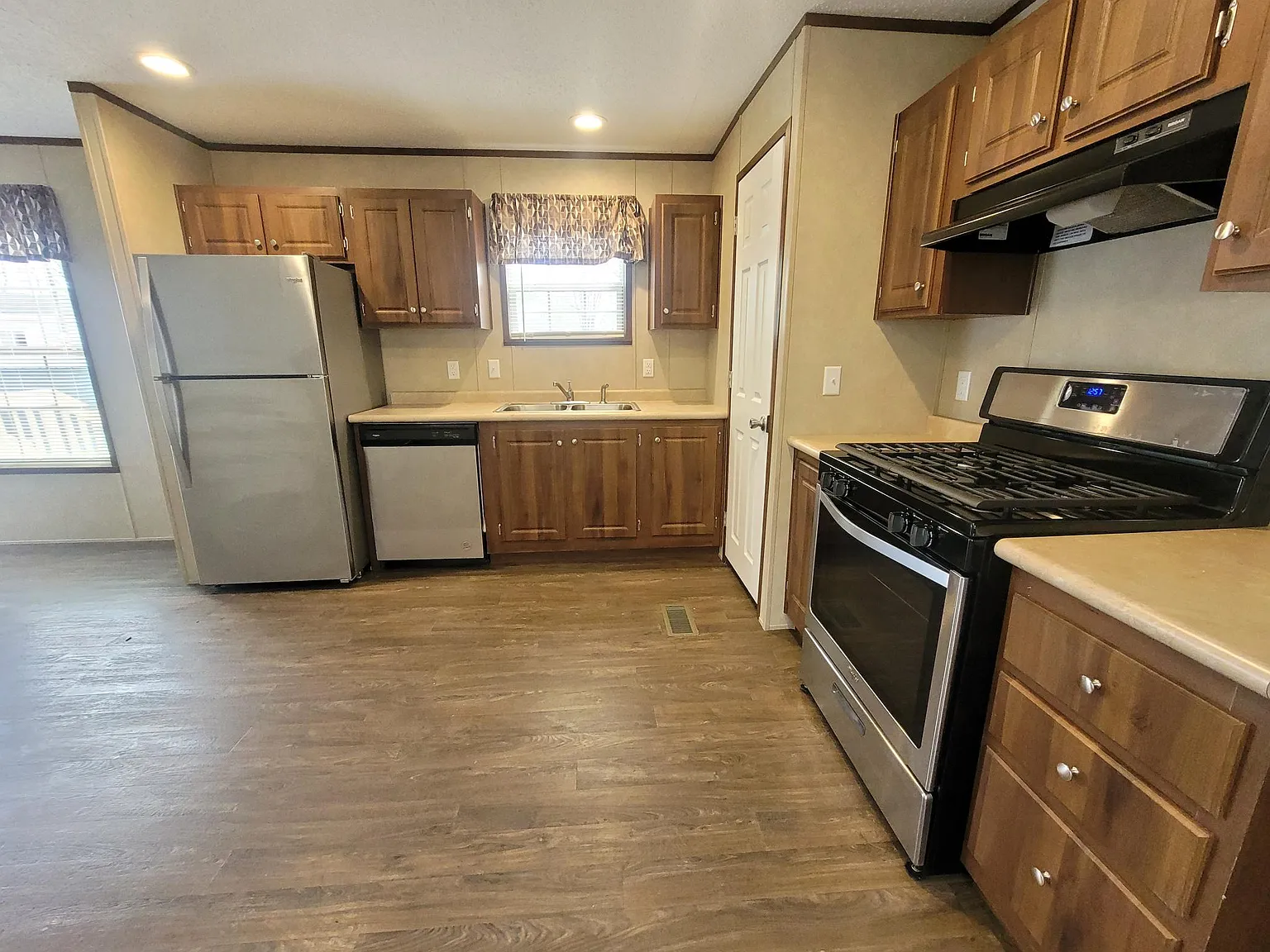 3 bed, 1008 sqft, $1,100 — Photo 4