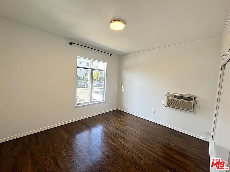470 S Mariposa Ave — Photo 6