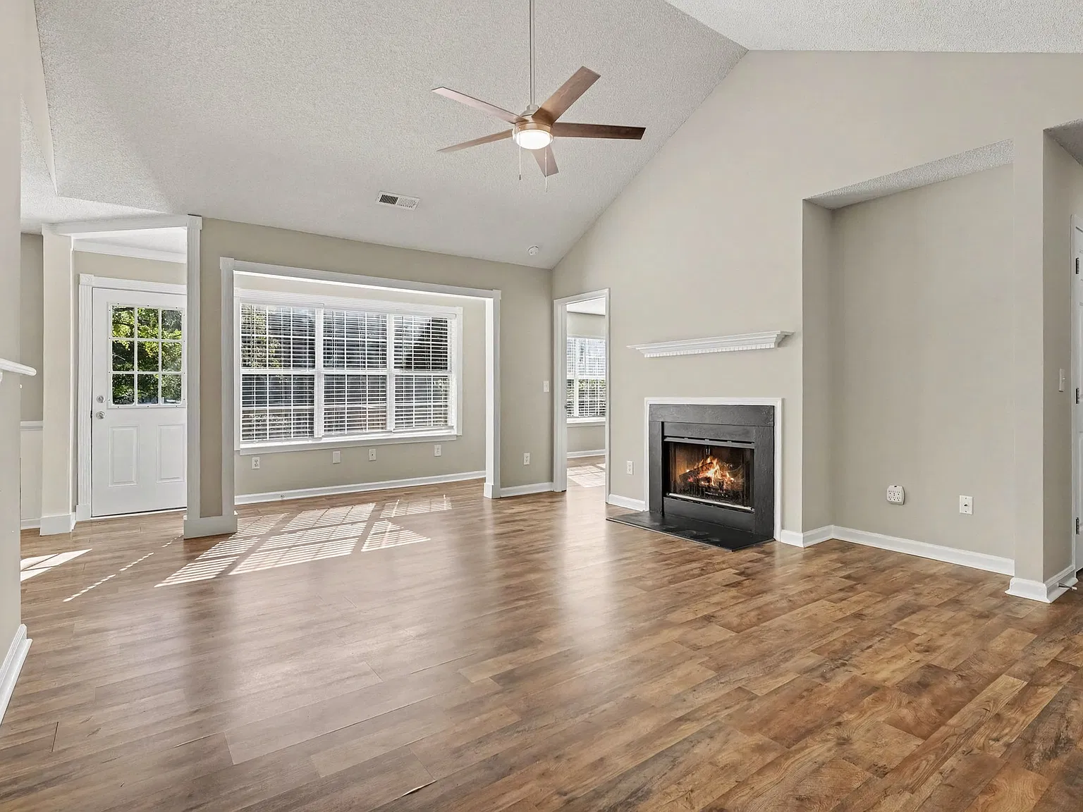 3 bed, 1317 sqft, $1,985 — Photo 4