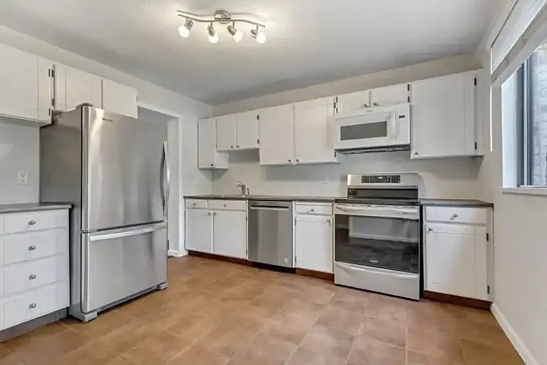 3 bed, 3.0 bath, 1433 sqft, $3,100 — Photo 3