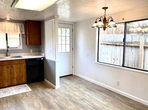 5th image of 4065 SE Jefferson St