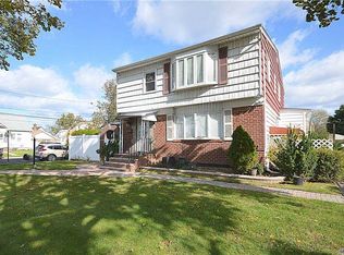 2 Hilton Ave, New Hyde Park, NY 11040