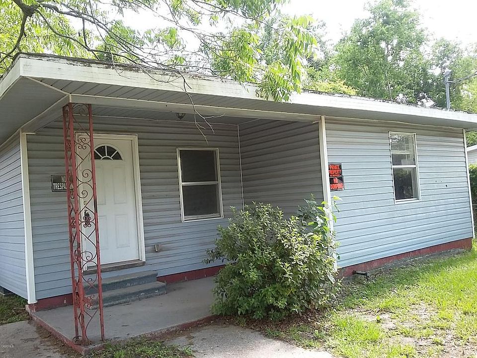 1st image of 823 Bradford St
