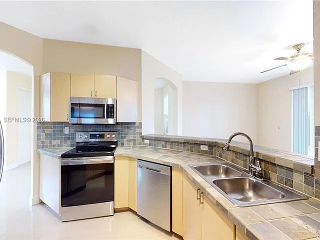 4 bed, 3.0 bath, 2310 sqft, $3,899 — Photo 3