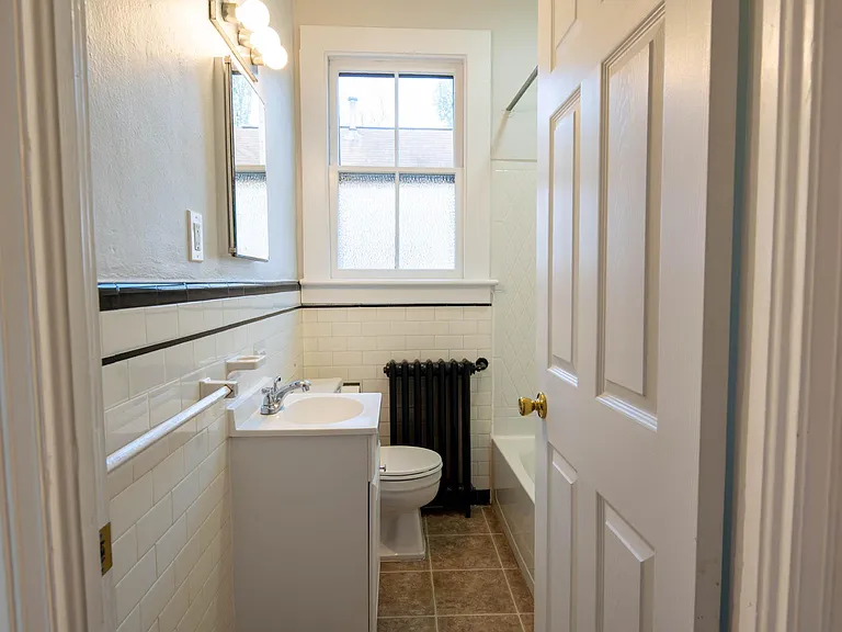 Bathroom B, tub/shower and closet to the right