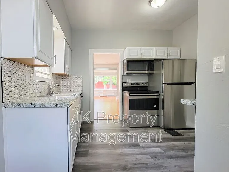 301 25th St N — Photo 12