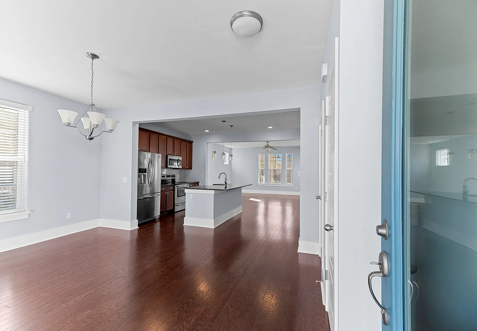 3 bed, 2.5 bath, 1520 sqft, $2,400 — Photo 2