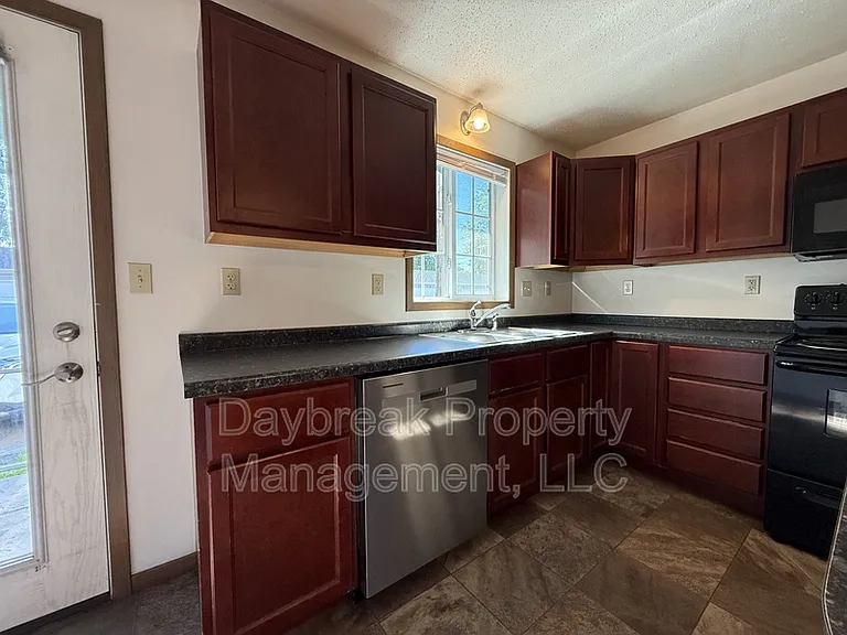317 16th St S #5 — Photo 4