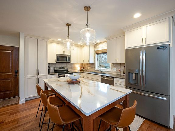 3rd image of 3819 Cedar Creek Ct