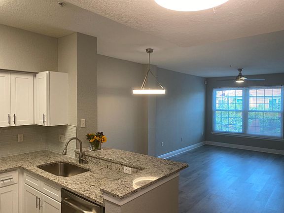 Beautifully renovated 3 br apartment, ready for move in today