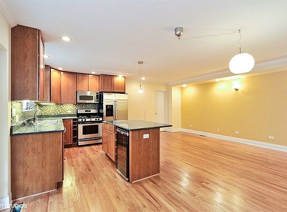 3rd image of 533 W Oakdale Ave APT 1R