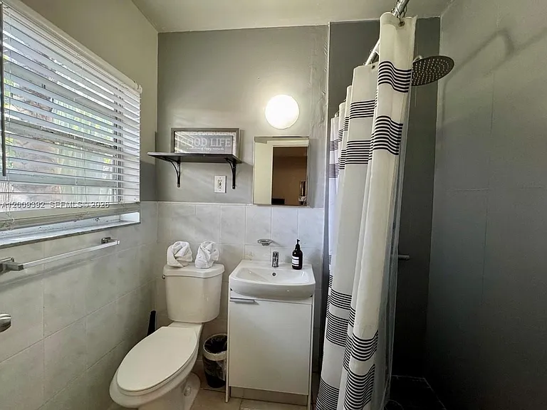 1130 NE 81st St #3 — Photo 17
