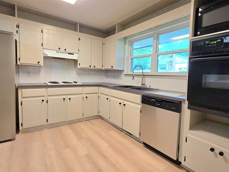 2410 W Driftwood Dr — Photo 9