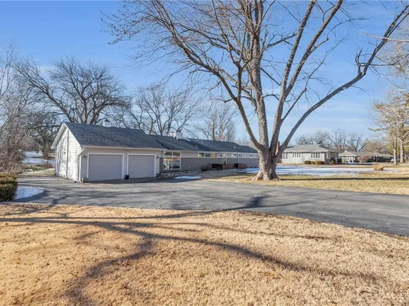 42 E Rockwood Dr, Ottawa, KS 66067