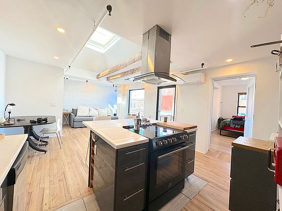 4th image of 155 Wythe Ave #3
