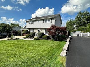 8 Village Green Dr, Dallas, PA 18612