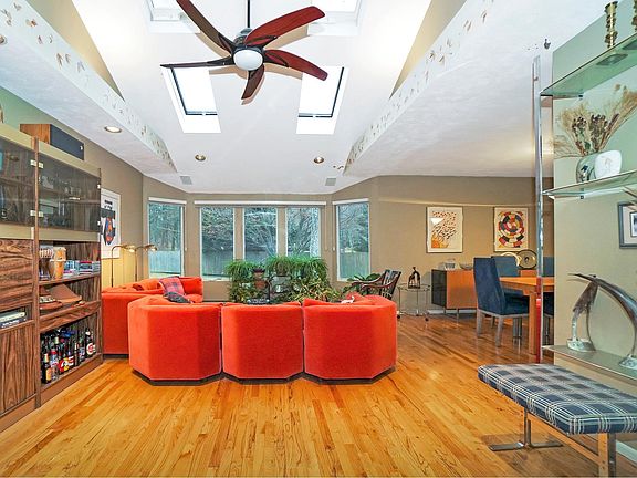 3rd image of 2 Sleepy Hollow Ln