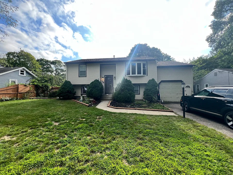 74 Arnolds Neck Dr