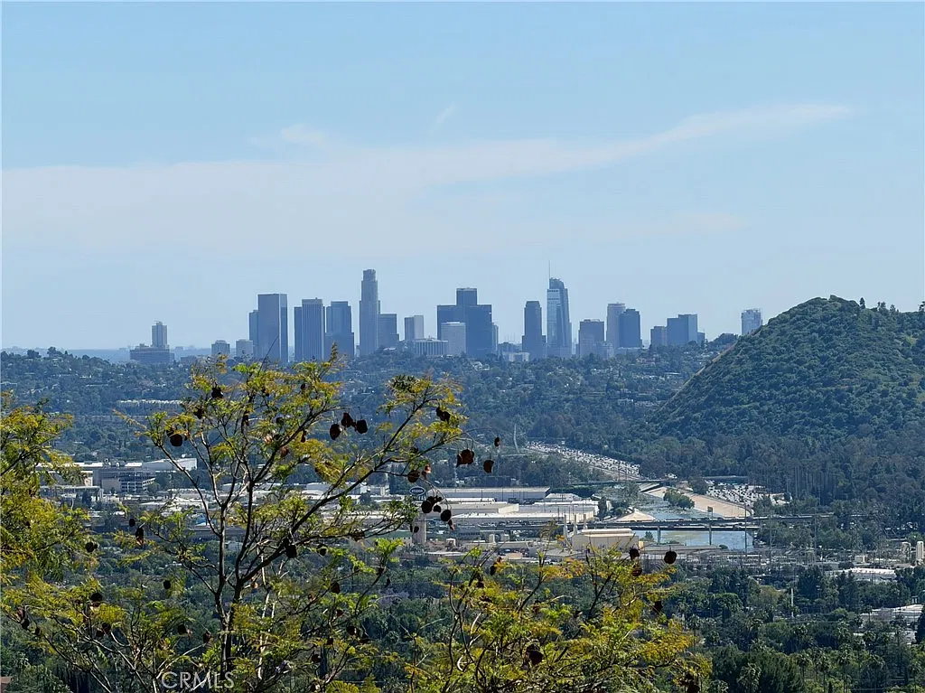 3 bed, 2204 sqft, $6,950 — Photo 3