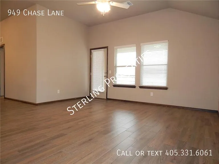 949 Chase Ln — Photo 3