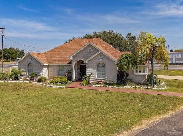 3 bed, 2.5 bath, 1960 sqft, $2,000 — Photo 2