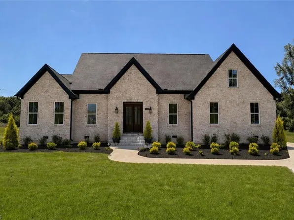 101 Maxmillan Dr, Greensboro, NC 27406