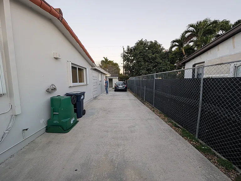 1037 SW 76th Ave — Photo 9