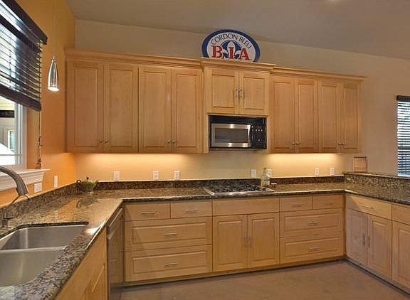 4th image of 609 W Johanna St