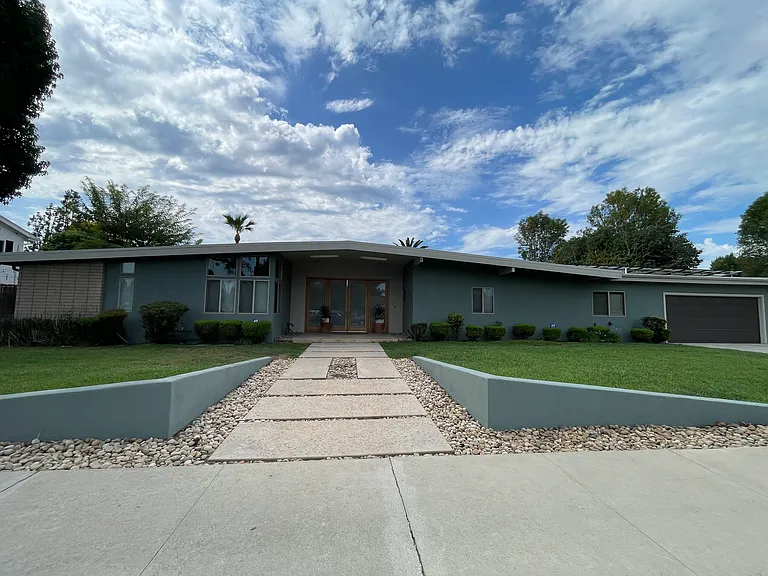22526 Friar St — Photo 37