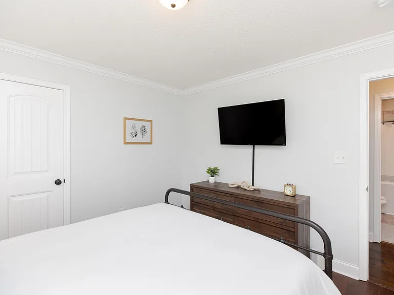 Bedroom 3 w/Queen Bed & TV streaming
