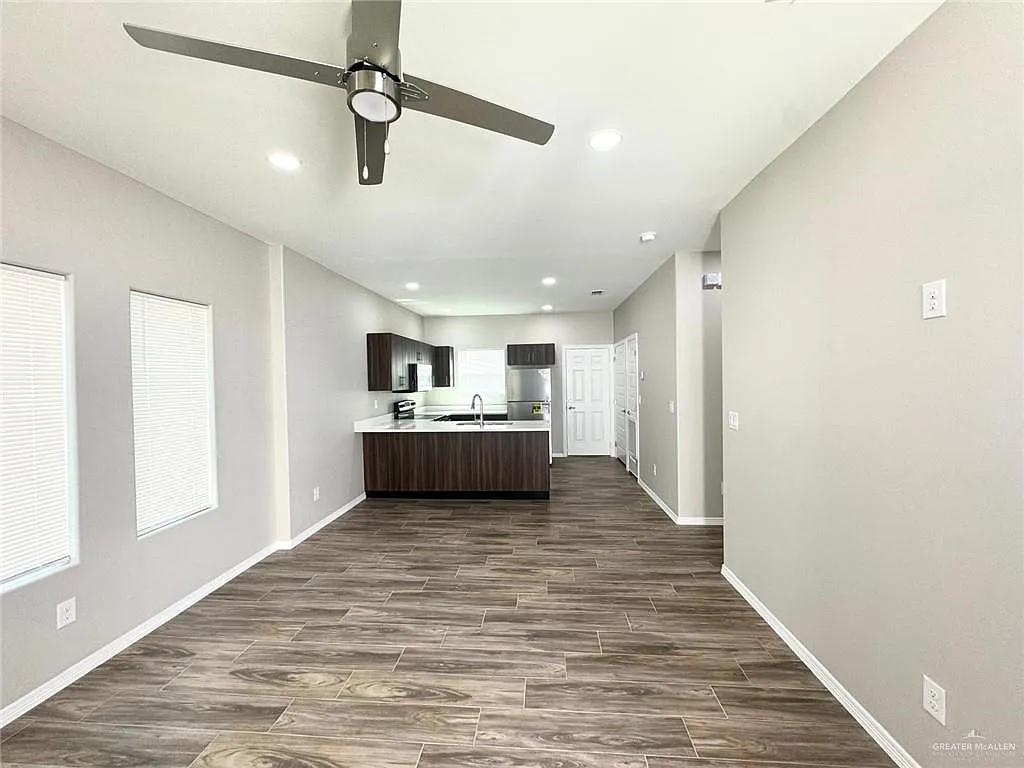 1 bed, 1.0 bath, 900 sqft, $900 — Photo 2