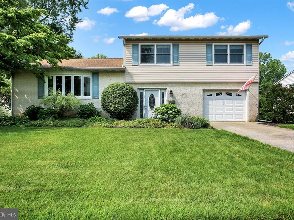 122 Yorkshire Dr, Mechanicsburg, PA 17055