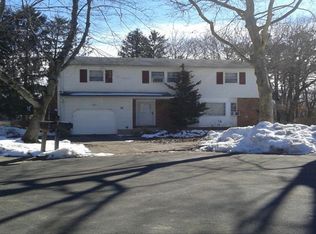 5 Venezia Ct, Deer Park, NY 11729