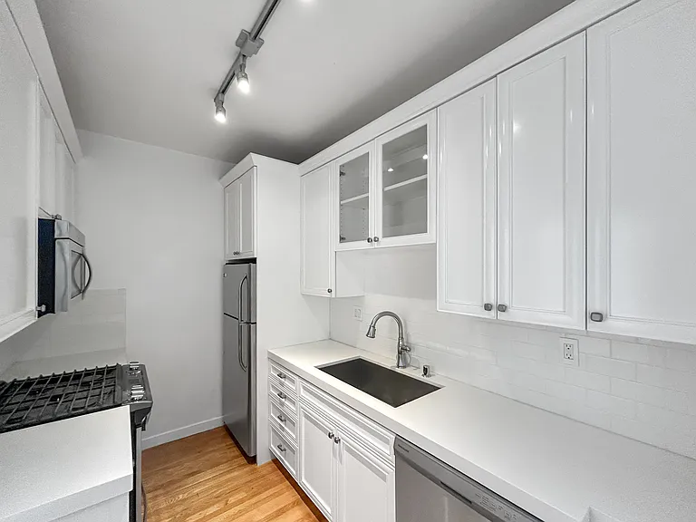 1220 N La Cienega Blvd #F2 — Photo 8