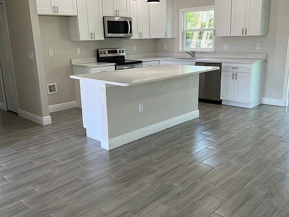 3rd image of 1042 Hickory Ln