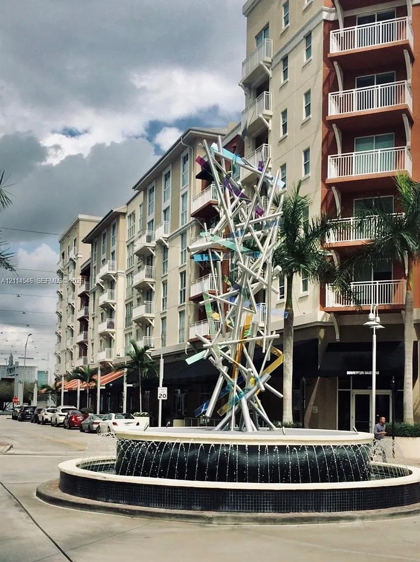 Downtown Dadeland Condo — Photo 2