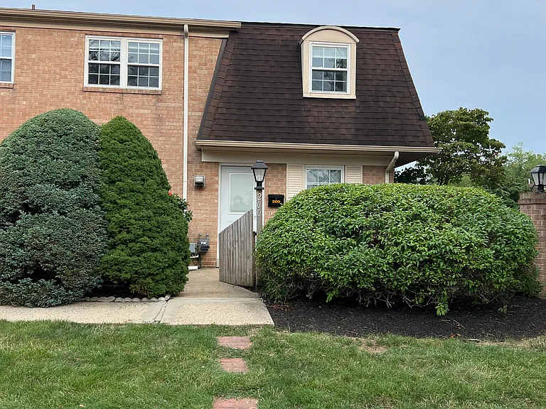 260 Arbour Ct — Photo 2