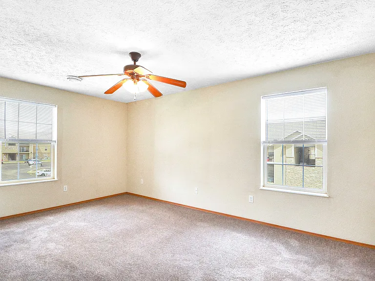 Golden Pond Apartments — Photo 8