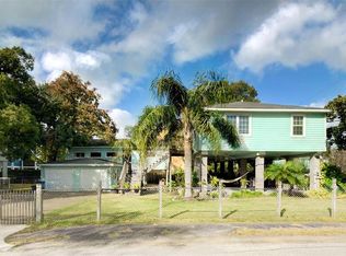 900 Juniper Rd, Clear Lake Shores, TX 77565