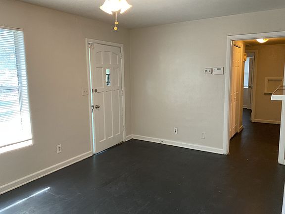 3rd image of 1020 Crestdale St