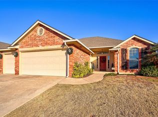9300 Shady Grove Rd, Moore, OK 73160